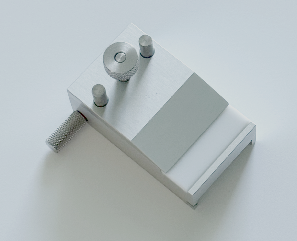 Wide-range sample holder for HW-1